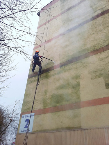 Wiosna to najlepszy czas na oczyszczenie elewacji z zabrudzeń, zacieków i nalotów